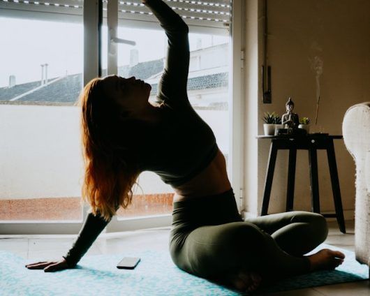 mujer sentada haciendo yoga