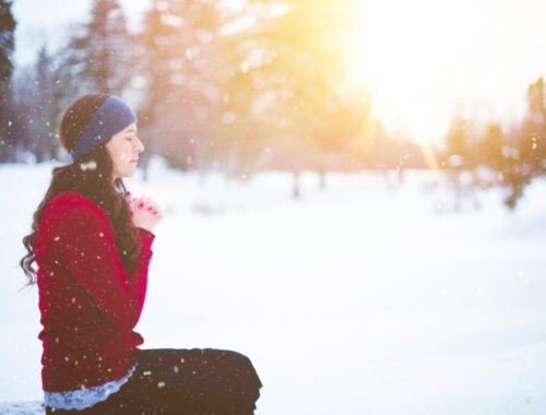 mujer sentada en la nieve