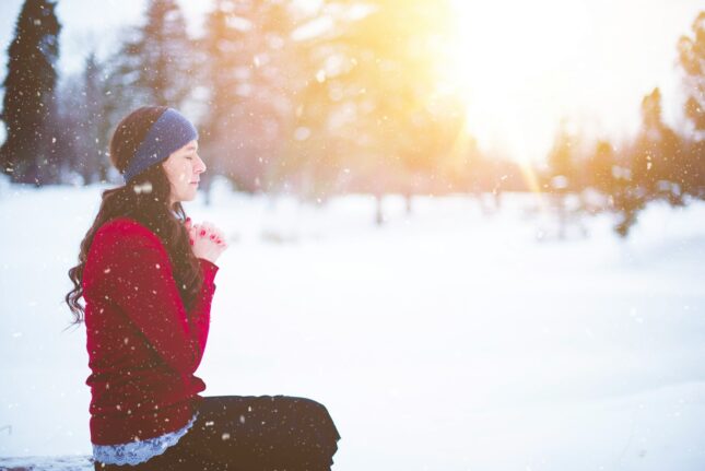 mujer sentada en la nieve