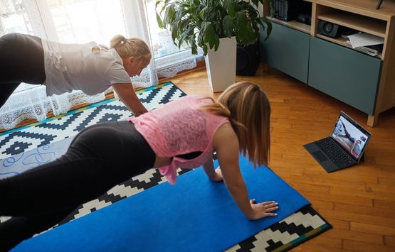 dos mujeres practicando yoga