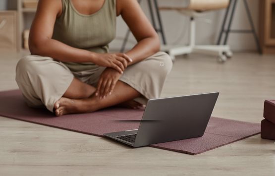 mujer viendo portatil