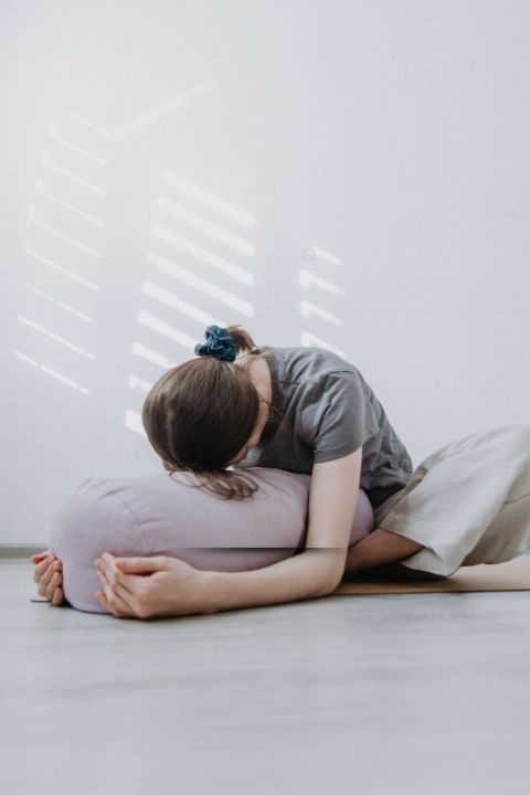 mujer en mariposa yin yoga